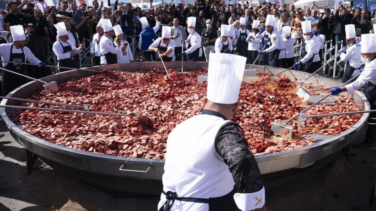 Afyon’da bin 930 kiloluk sucuklu yumurta yaparak rekor kırdılar! Konya detayı dikkat çekti