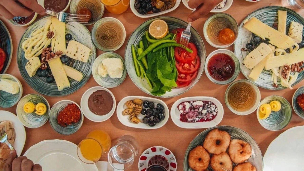 Sıkı kahvaltı gün boyu tok tutar: Açlık hissini azaltıyor!