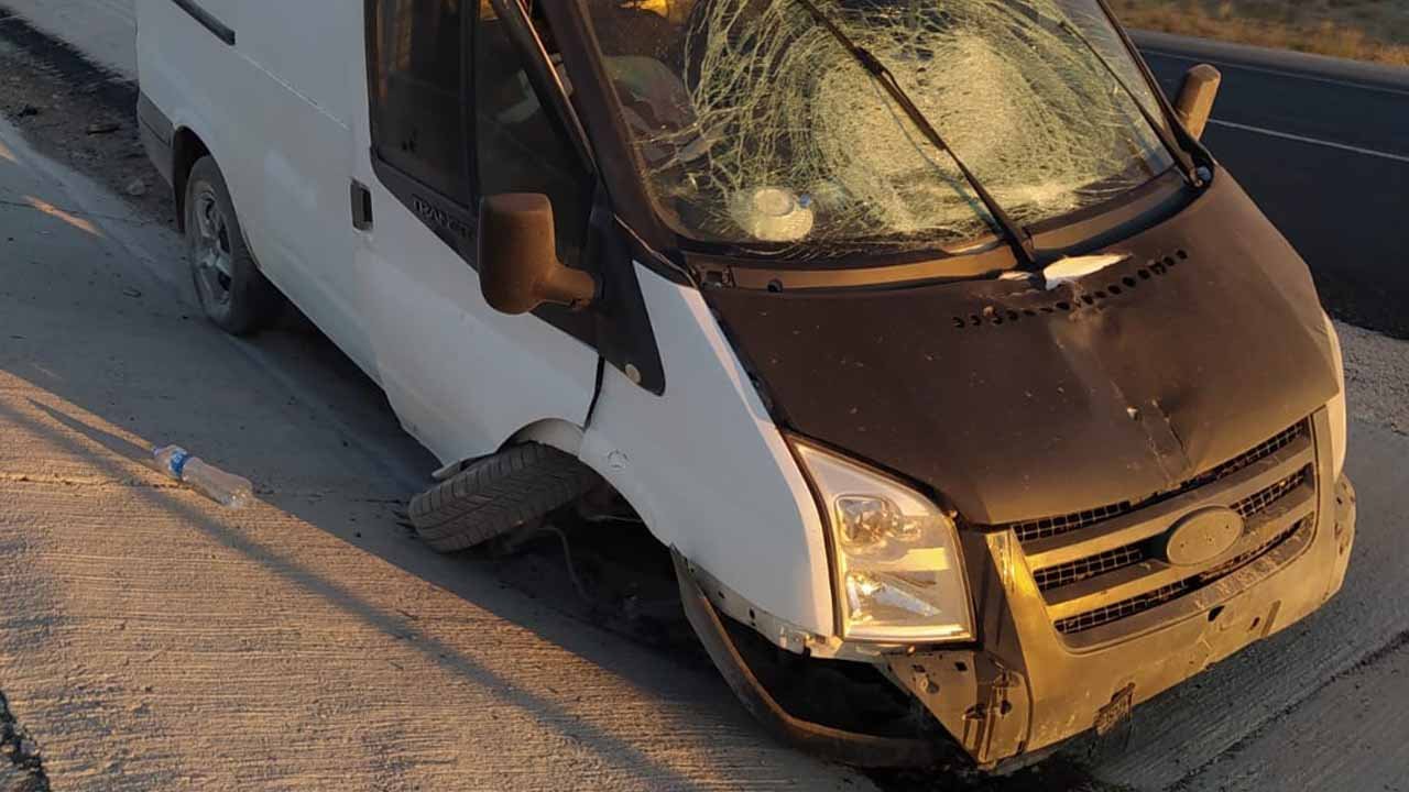 Konya'da kaza! Kamyonet refüje çarptı: 2 yaralı