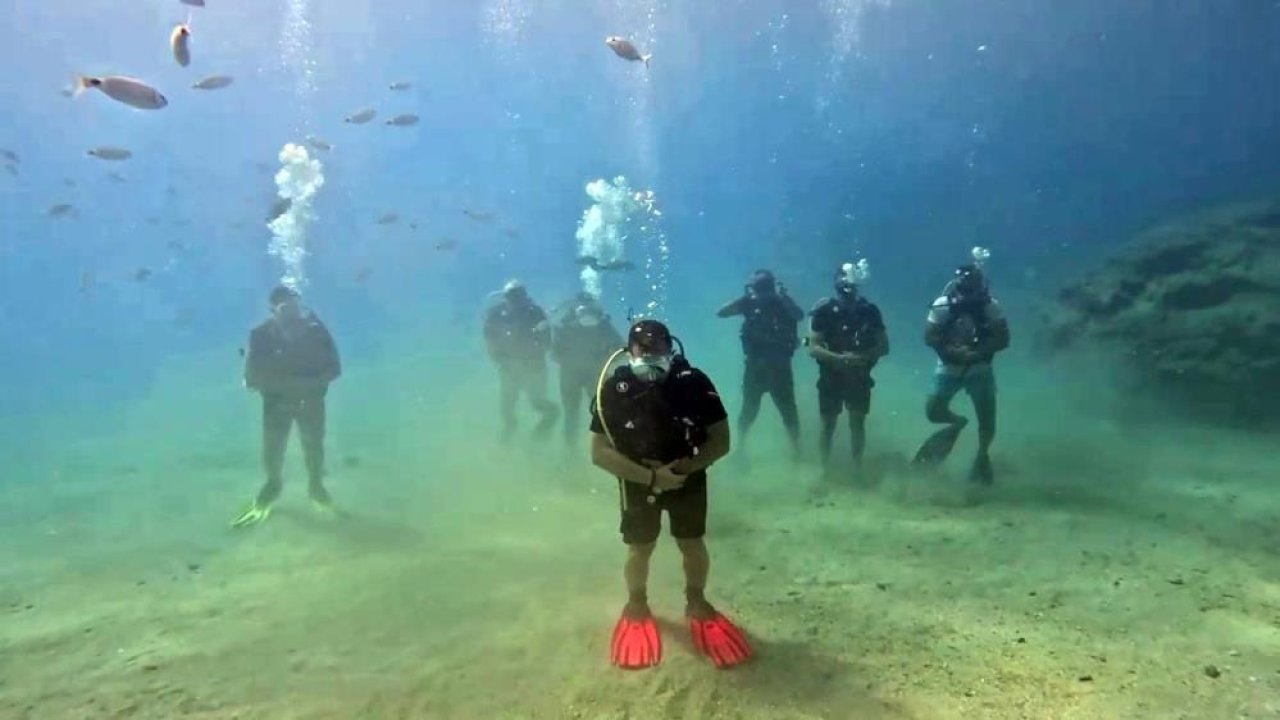 Suyun altında manevi an: Mavi derinliklerde secde heyecanı!