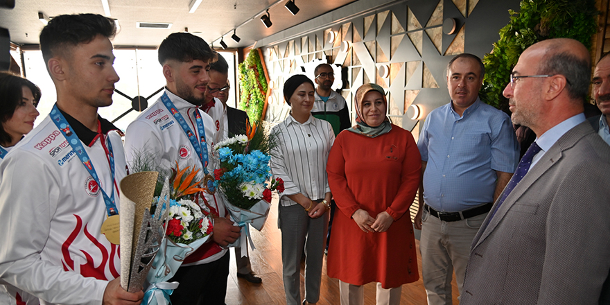 BAŞKAN PEKYATIRMACI MİLLİ SPORCU VE AİLELERİ İLE BULUŞTU