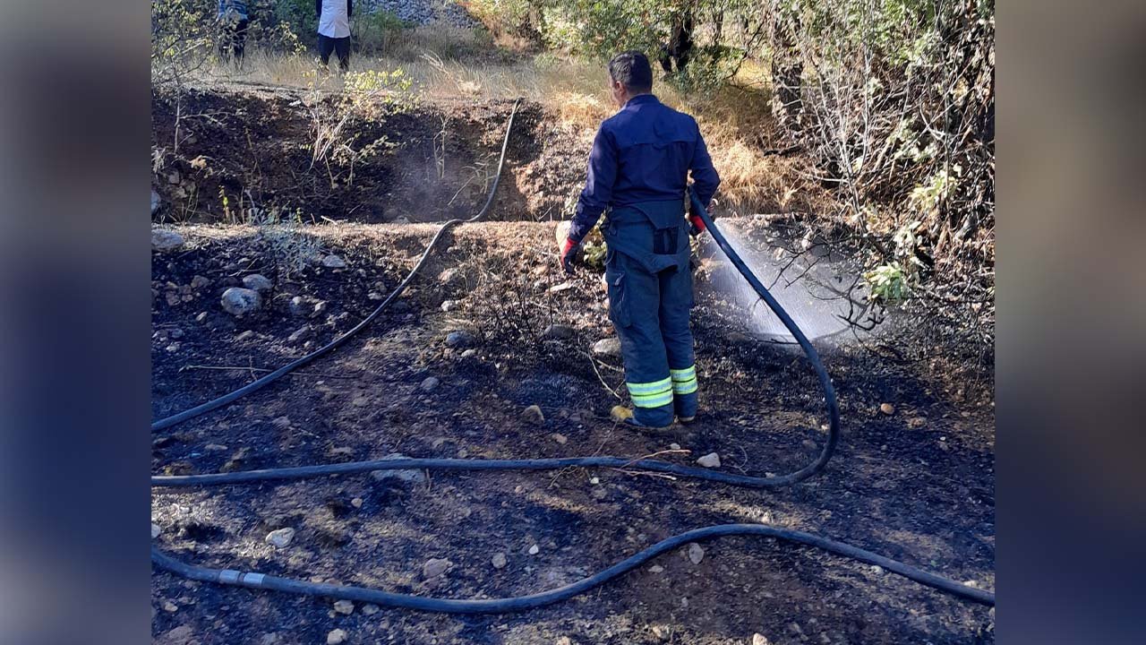 Konya Bozkır'da kuru otlarla kaplı arazideki yangın büyümeden söndürüldü