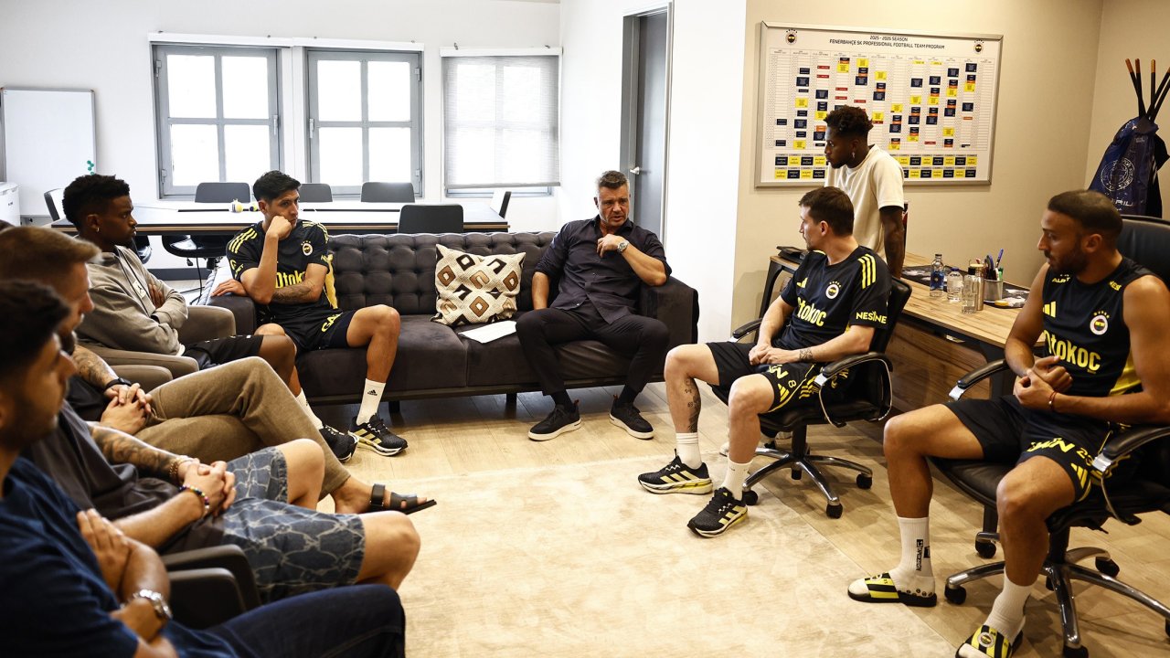 Fenerbahçe Başkanı Sadettin Saran futbolcularla bir araya geldi