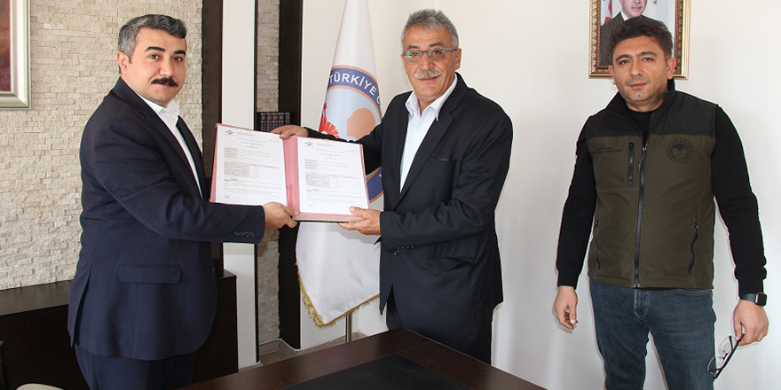 Yalıhüyük'te çiftçi kooperatifine makine ve ekipman hibesi için imza töreni yapıldı