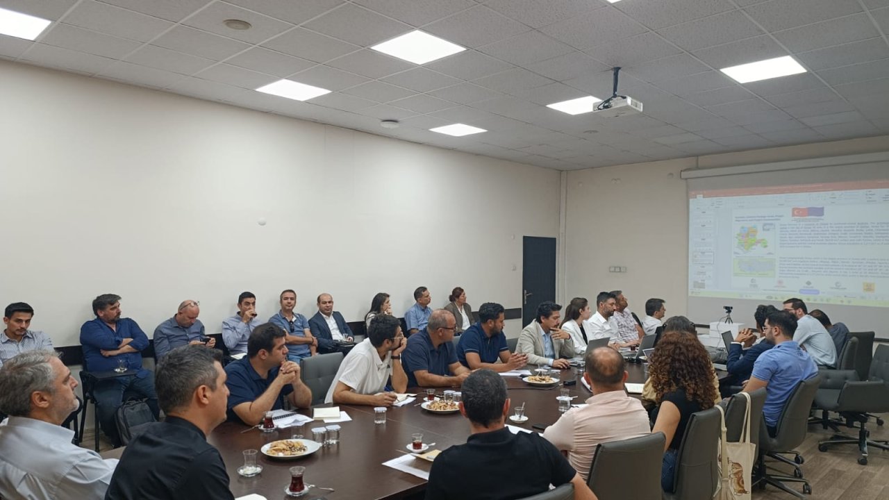 Konya'da Barış Caddesi Tramvay Hattı ve Trafik Kontrol Merkezi İnşaatı için ihale öncesi bilgilendirme toplantısı