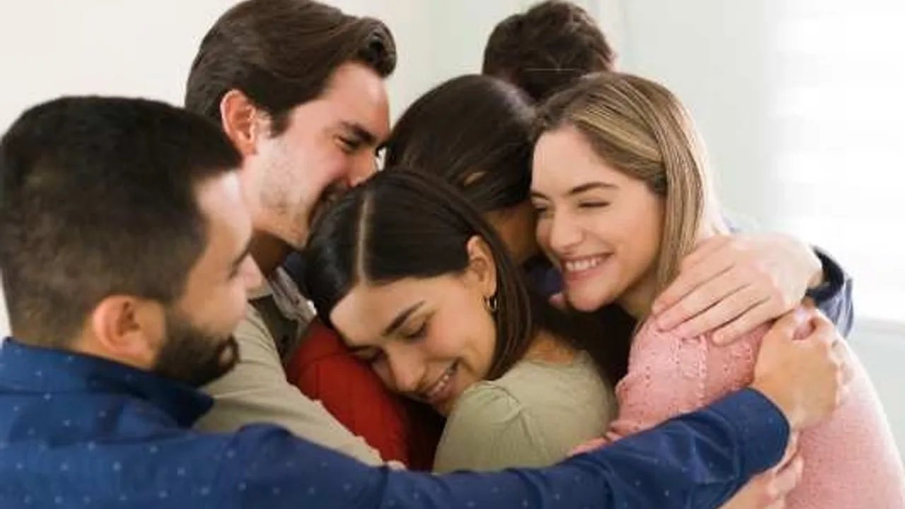 Sarılmanın gücü: İnsan neden sarılınca kendini daha iyi hisseder?