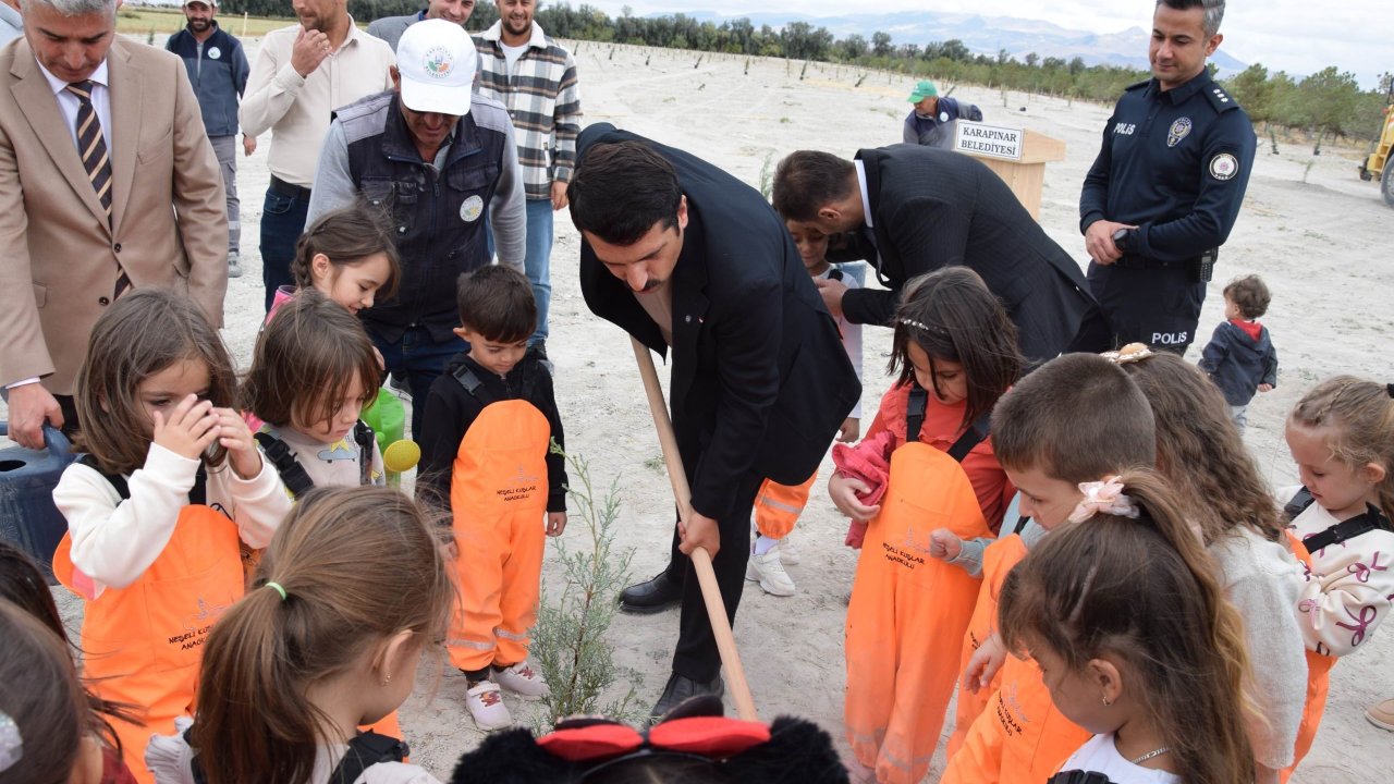 Karapınar’da minikler yeşil çevre için fidan dikti