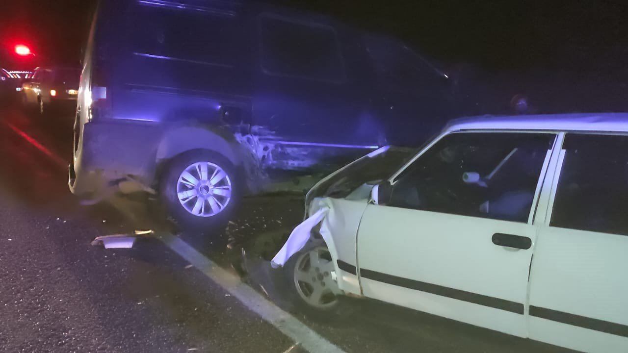 Konya'da otomobil ile minibüs çarpıştı: 2 yaralı