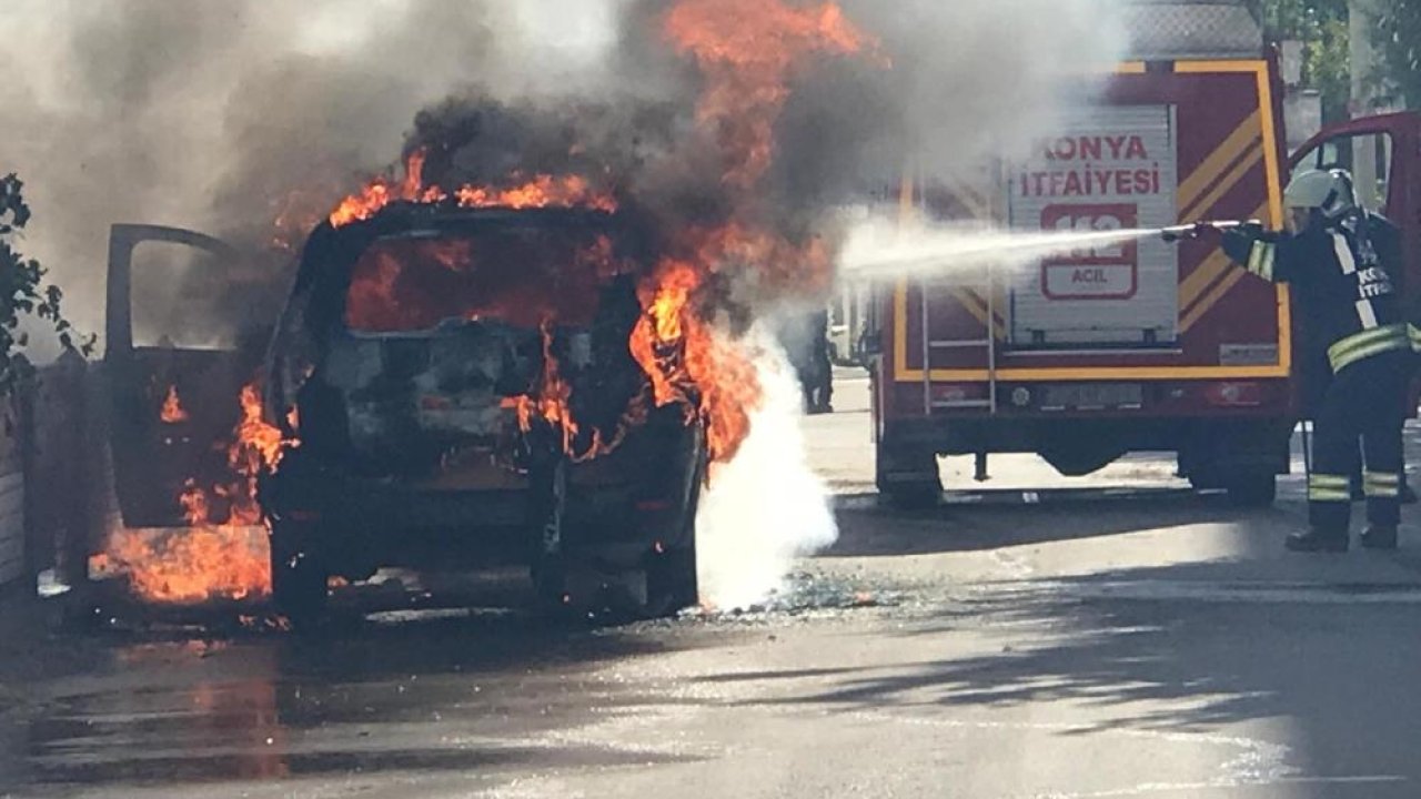 Ereğli'de park halindeki ticari taksi alev topuna dönerek yandı