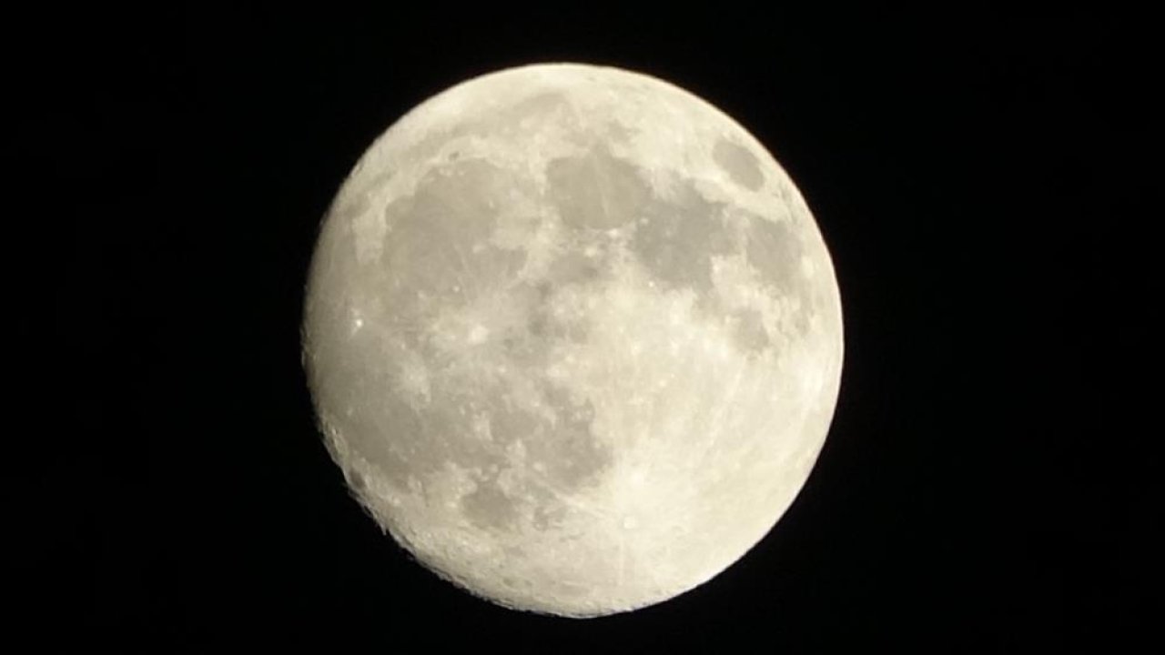 Erek Dağı'nda dolunay manzarası