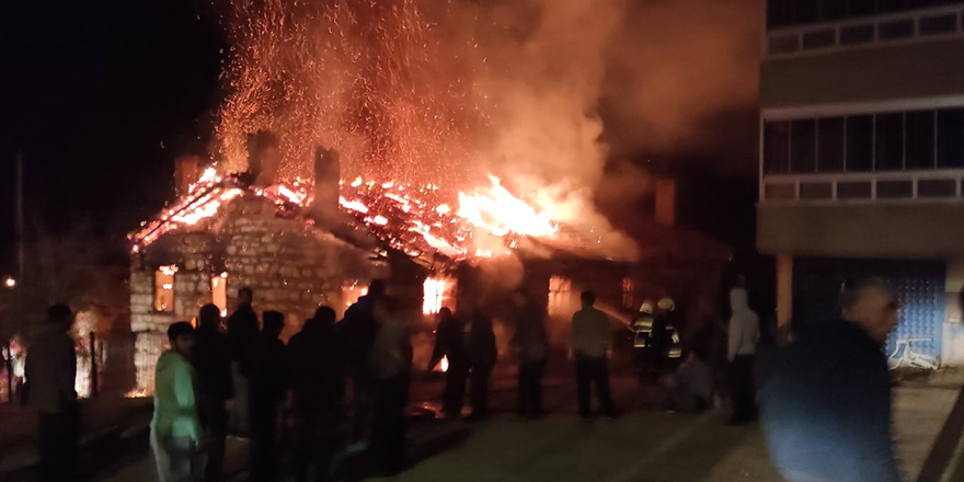 Derebucak ilçesinde çıkan yangında ev küle döndü