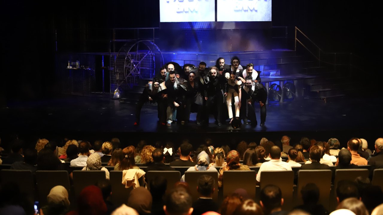 “V. Frank” adlı oyun ilk kez Konyalı tiyatroseverlerle buluştu