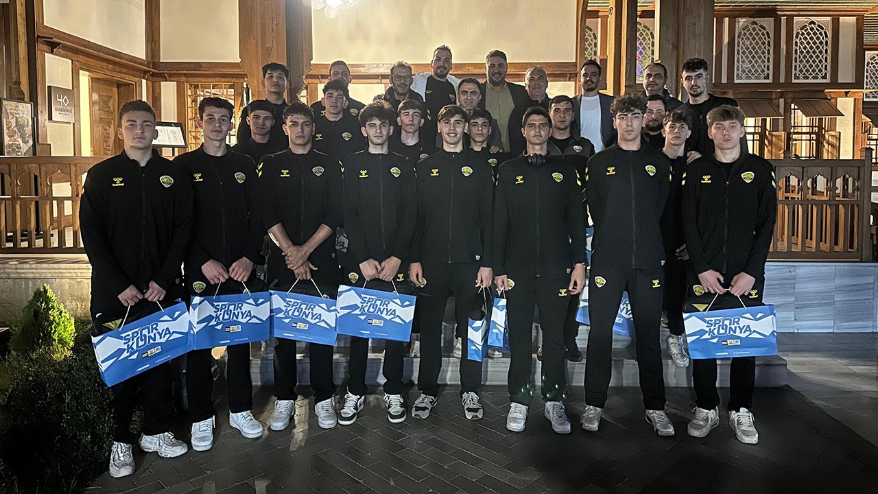 Konya Büyükşehir Belediyespor’da voleybol takımına moral desteği