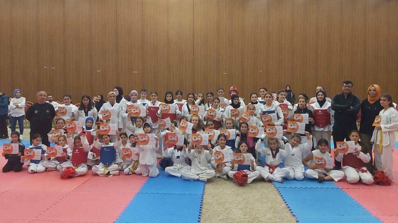 Dünya Kız Çocukları Günü’nde taekwondo gösterisi: Minik sporcular güçlerini sahaya taşıdı