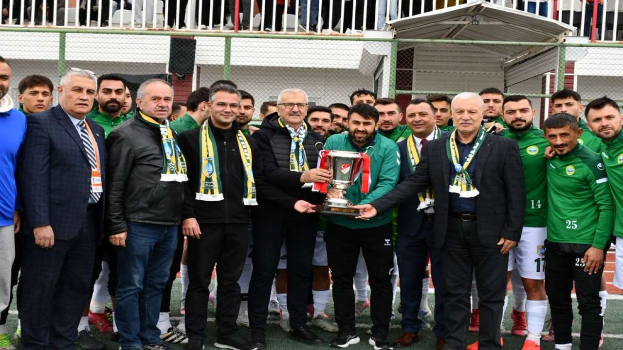 Kulu’da tarihi başarı: Kulusan Kulu Belediyespor şampiyonluk kupasını coşkuyla kaldırdı!