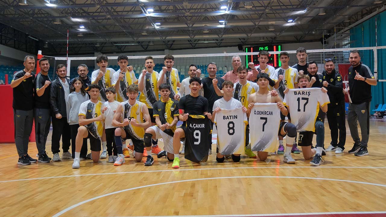 Sezonu galibiyetle açtılar:  Konya Büyükşehir Belediyespor'dan galibiyet pozu