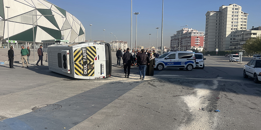 Öğrenci servisi ile otomobilin çarpıştığı kazada 17 kişi yaralandı