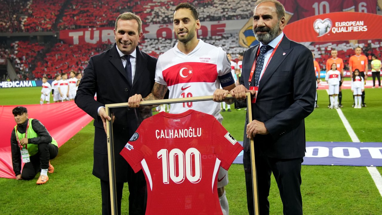 Hakan Çalhanoğlu'nun Milli Formayla 100. Maç Gururu!