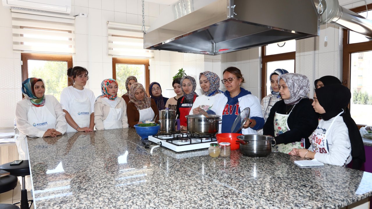 Konya'nın Dünyaya örnek kursu KOMEK'te yeni dönem 93 bin kursiyerle başladı