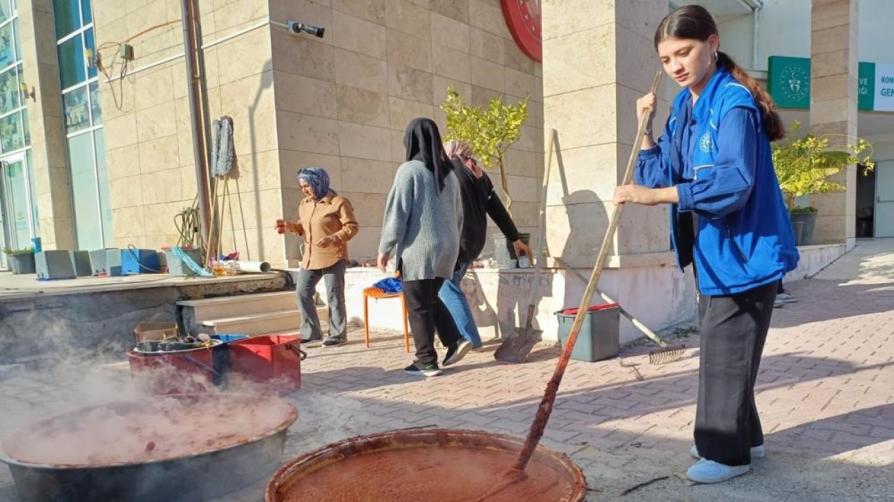 Karapınar’da gençler bu projeyle, doğal yöntem kullanarak salça ve kahvaltılık sos yaptı. İhtiyaç sahiplerine dağıttı