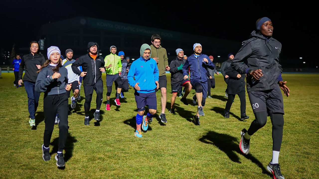 Konya’da “Koşabiliyorken Koş” rüzgârı esti! Aileler sporda buluştu