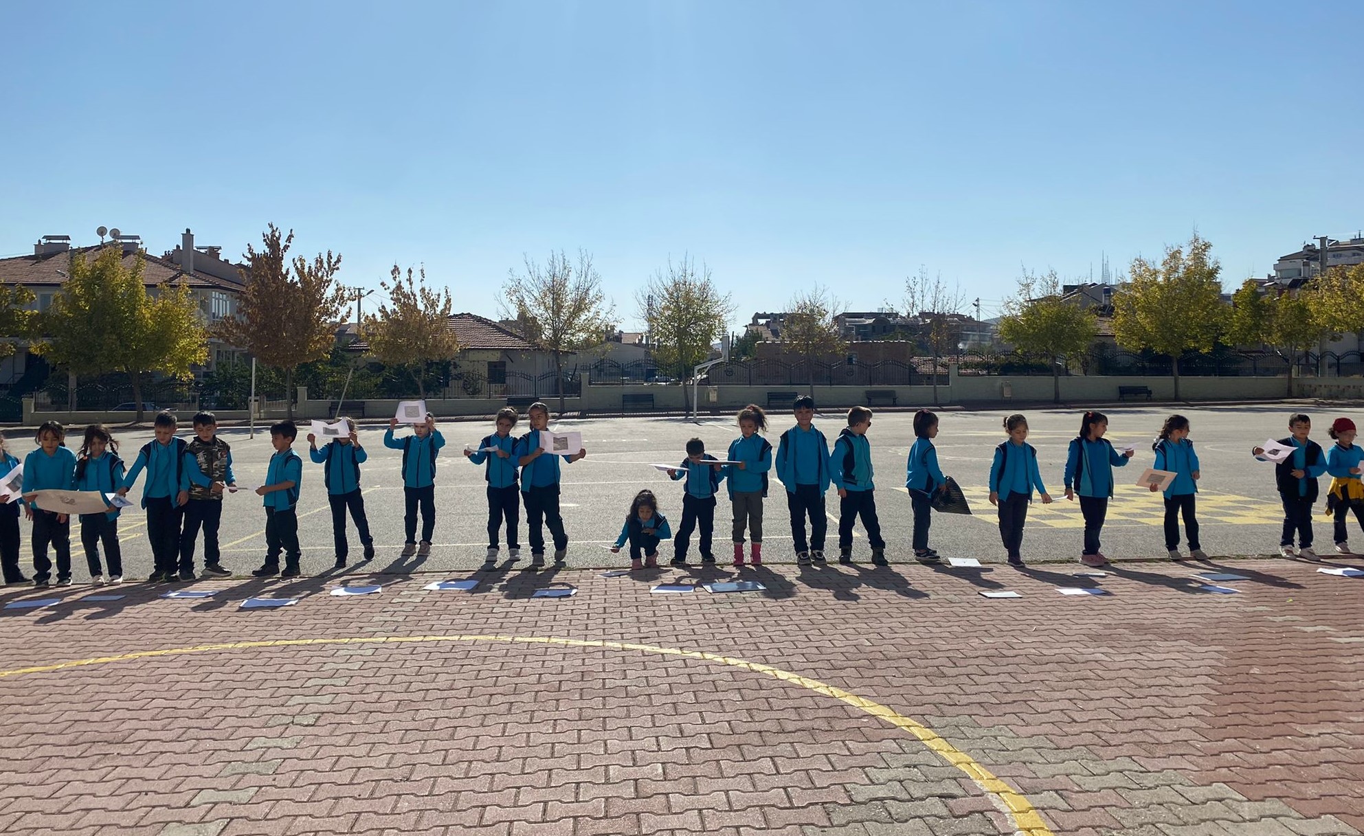 İğne Deliği Kamerası kullanarak Güneş Tutulmasını izlediler