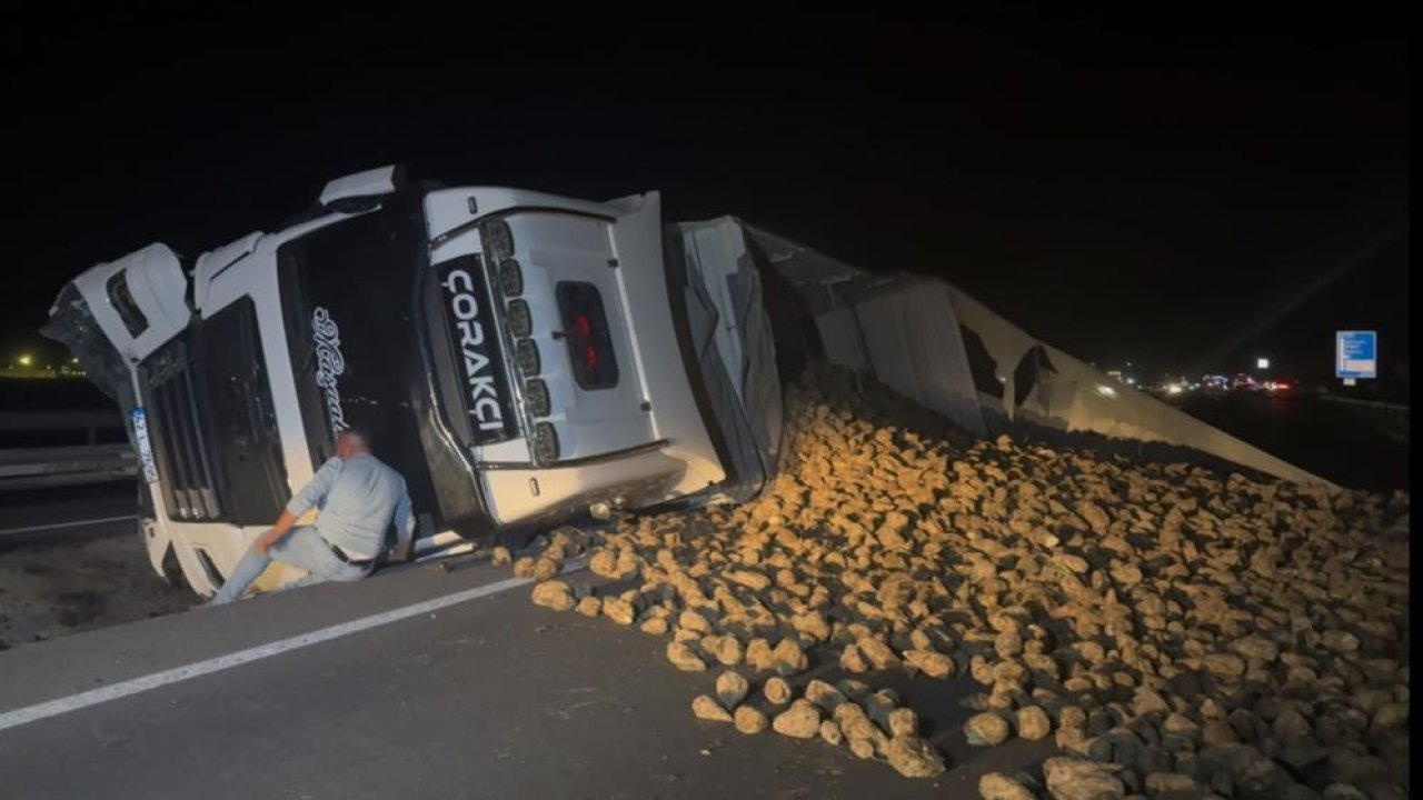 Konya'dan yola çıkmıştı: Köpeğe çarpmamak için sürücüsünün manevra yaptığı pancar yüklü tır refüje devrildi