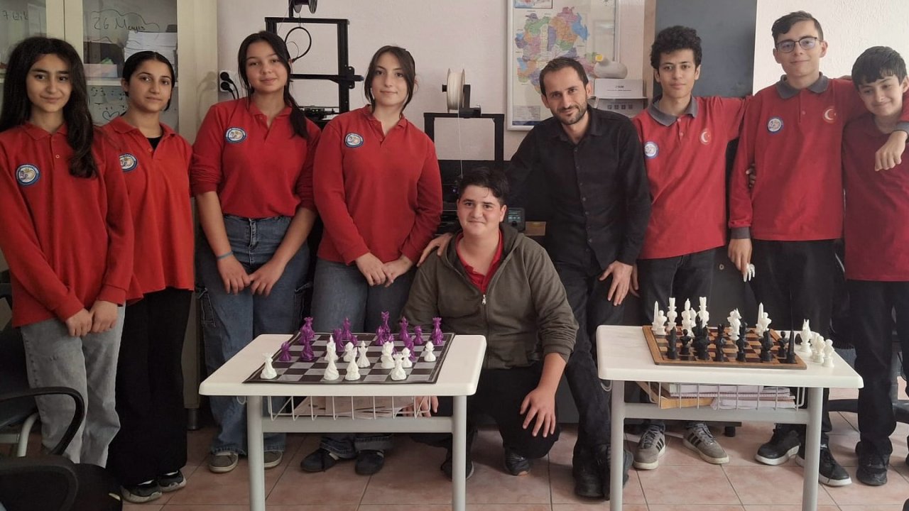Yalıhüyük’te öğrenciler 3D yazıcıyla kendi satranç setlerini üretiyor