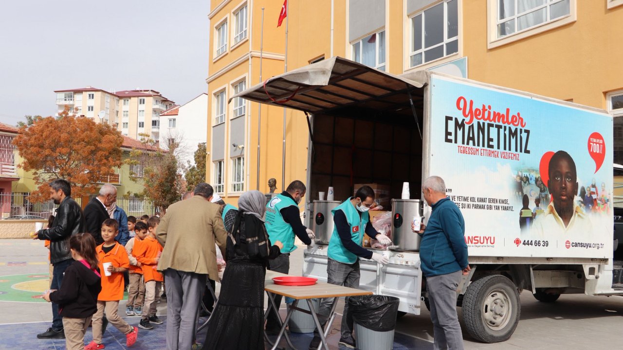 Cansuyu Derneği Karaman’da öğrencilere çorba dağıttı!