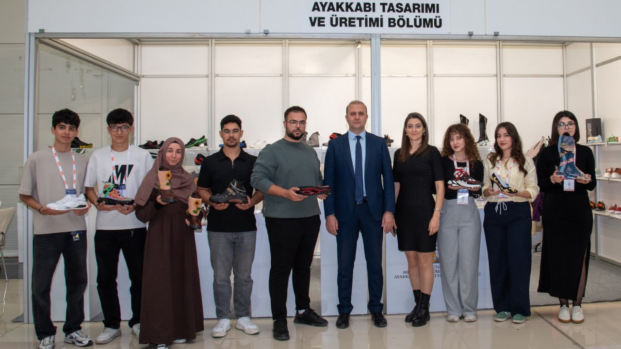 Tasarımlarıyla dikkat çektiler! Selçuk Üniversitesinin özgün çalışmalarına Konya Ayakkabı Fuarı’nda yoğun ilgi