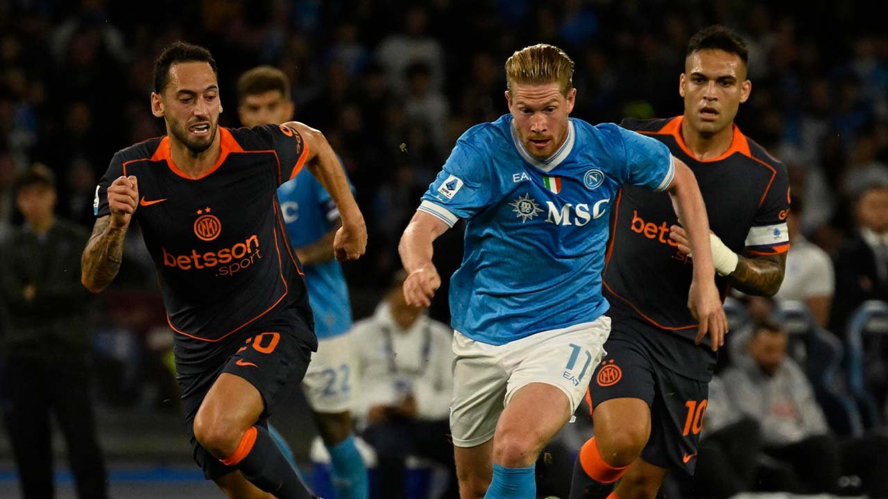 Hakan Çalhanoğlu'nun golü Inter'e yetmedi: Napoli liderliği aldı