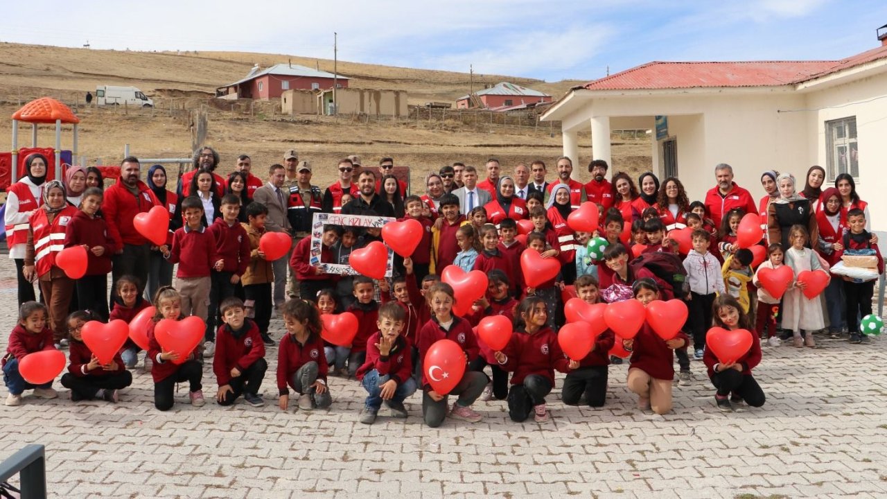 Şehit Vasiyeti Van’da Yerine Getirildi! 117 Çocuğa Kışlık giysi hediye edildi