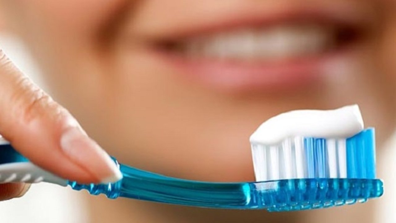 Diş fırçası sandığınızdan daha kirli olabilir! Uzmanlar uyardı: İşte doğru kullanım ve saklama rehberi!