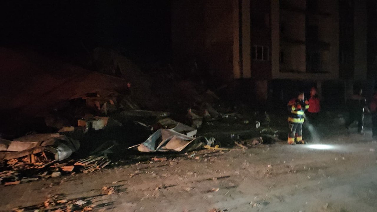 Balıkesir Sındırgı'daki depremde boş bir bina yıkıldı