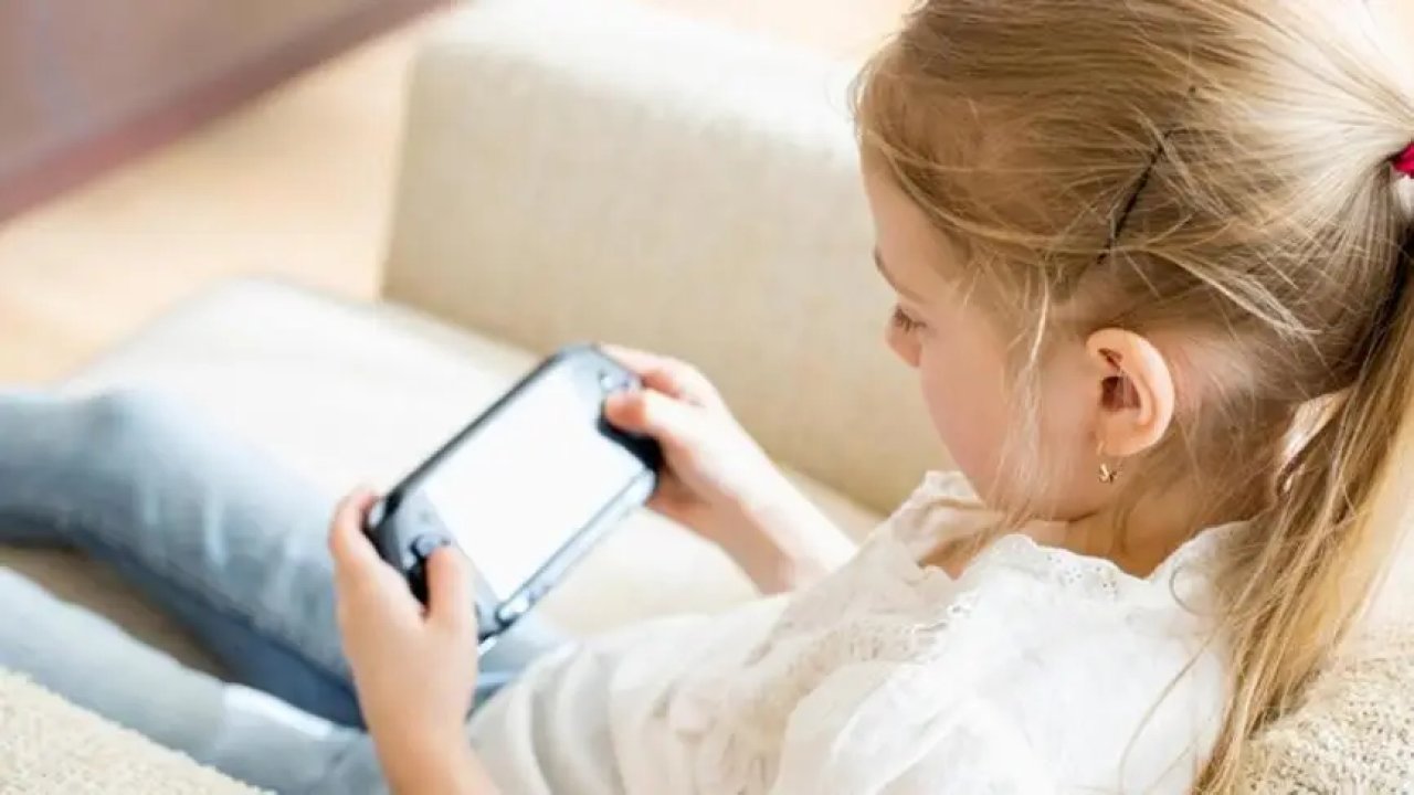 Akıllı telefonu çok erken vermek, çocuğun zihnini tehlikeye atıyor!