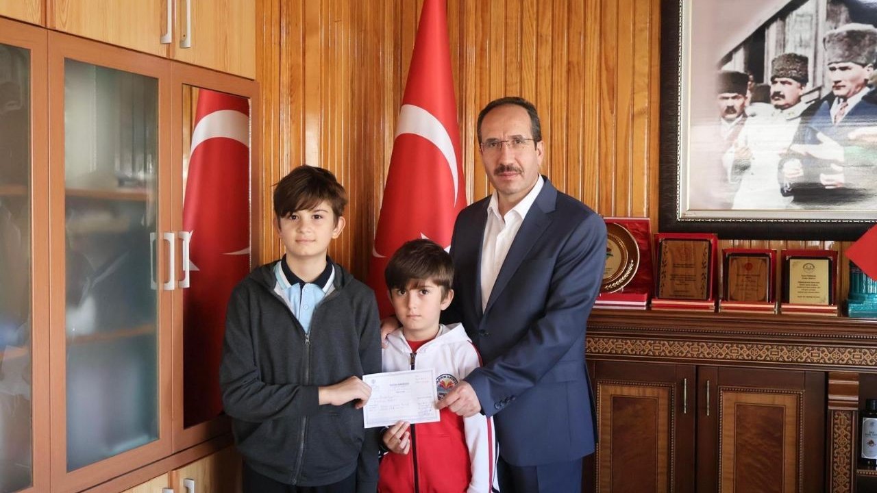 Yaşları küçük ama vicdanları büyük! Akşehir'de kardeşlerden anlamlı bağış