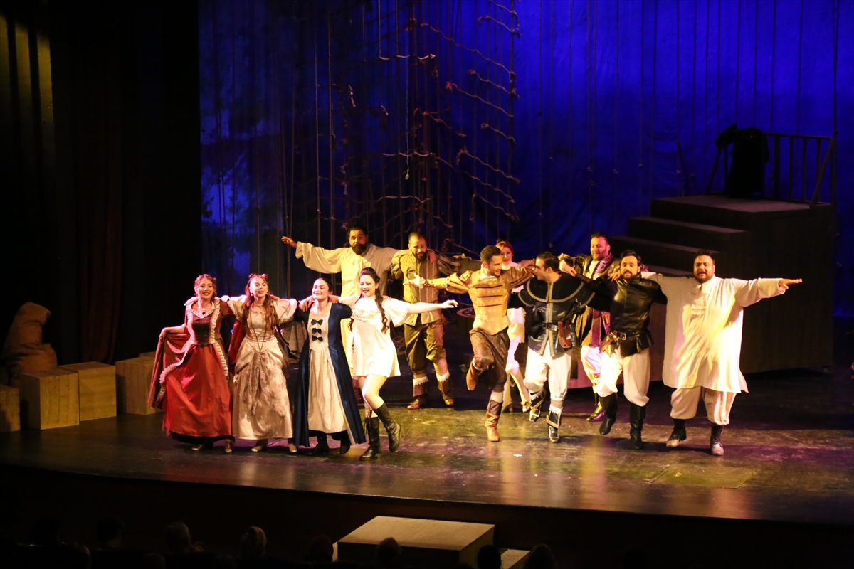 Konya'da Shakespeare'in "Kuru Gürültü" Adlı Oyunu Sahnelendi