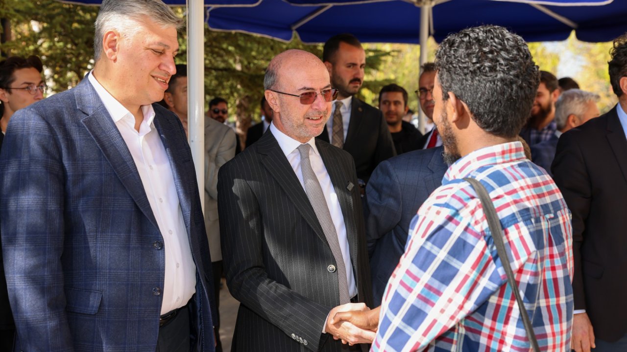 Selçuklu'da Cuma buluşmaları sürüyor! Başkan Pekyatırmacı Kampüs Camii'nde gençlerle bir araya geldi