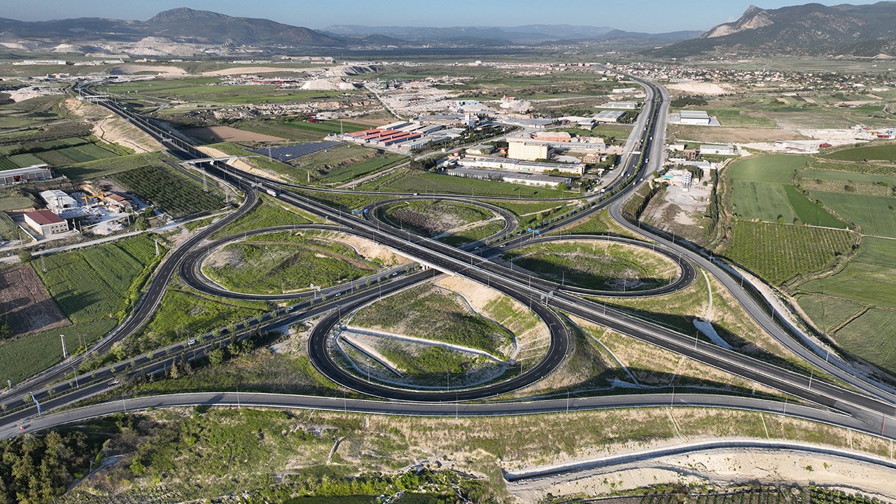 Ankara–Konya yolu kapandı! Ulaşım tek şeritten devam ediyor! Karaman–Ermenek güzergâhında da kontrollü geçiş uyarısı!