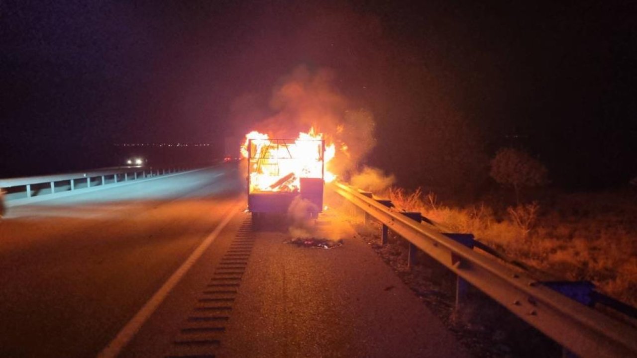 Kulu'da seyir halindeki kamyonet alev alev yandı