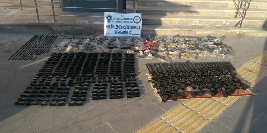 Kovalamacayla yakalanan şüphelinin aracında 140 ruhsatsız tabanca bulundu