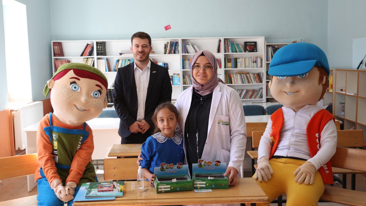 Ilgın'daki okulun tek öğrencisi olan İlayda'ya Milli Tohum Bilinci kazandırıldı