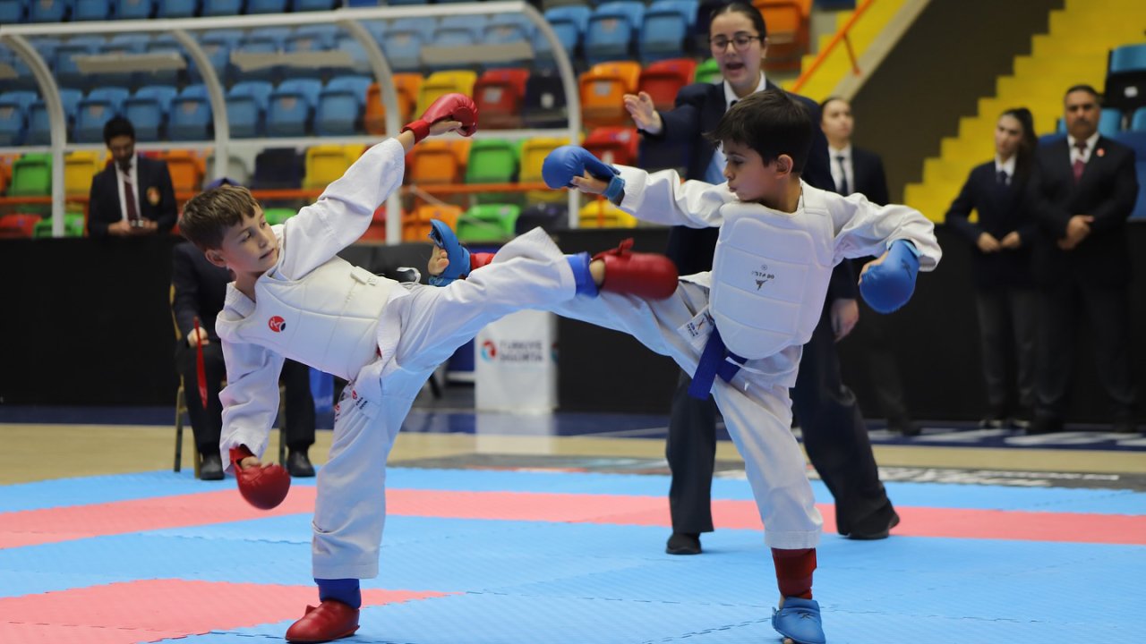 Selçuklu’da 10 Kasım’a özel karate coşkusu: Minik sporcular Atatürk için kıyasıya mücadele etti!