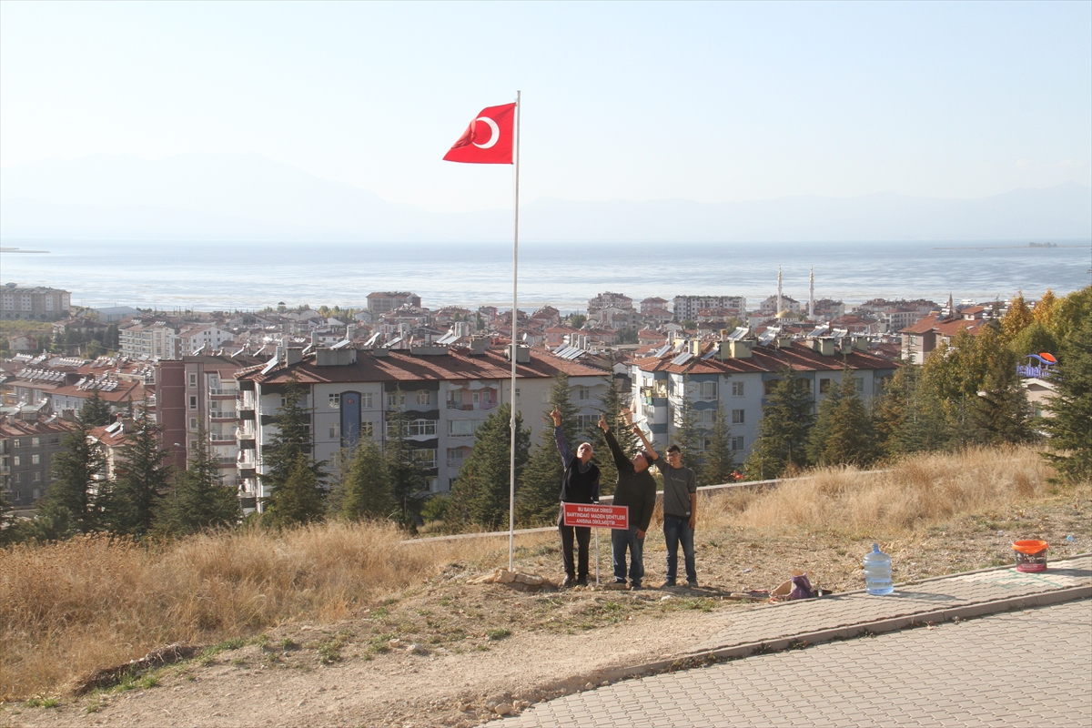 Beyşehir'de Bartın'daki maden şehitlerinin anısına Türk bayrağı asıldı