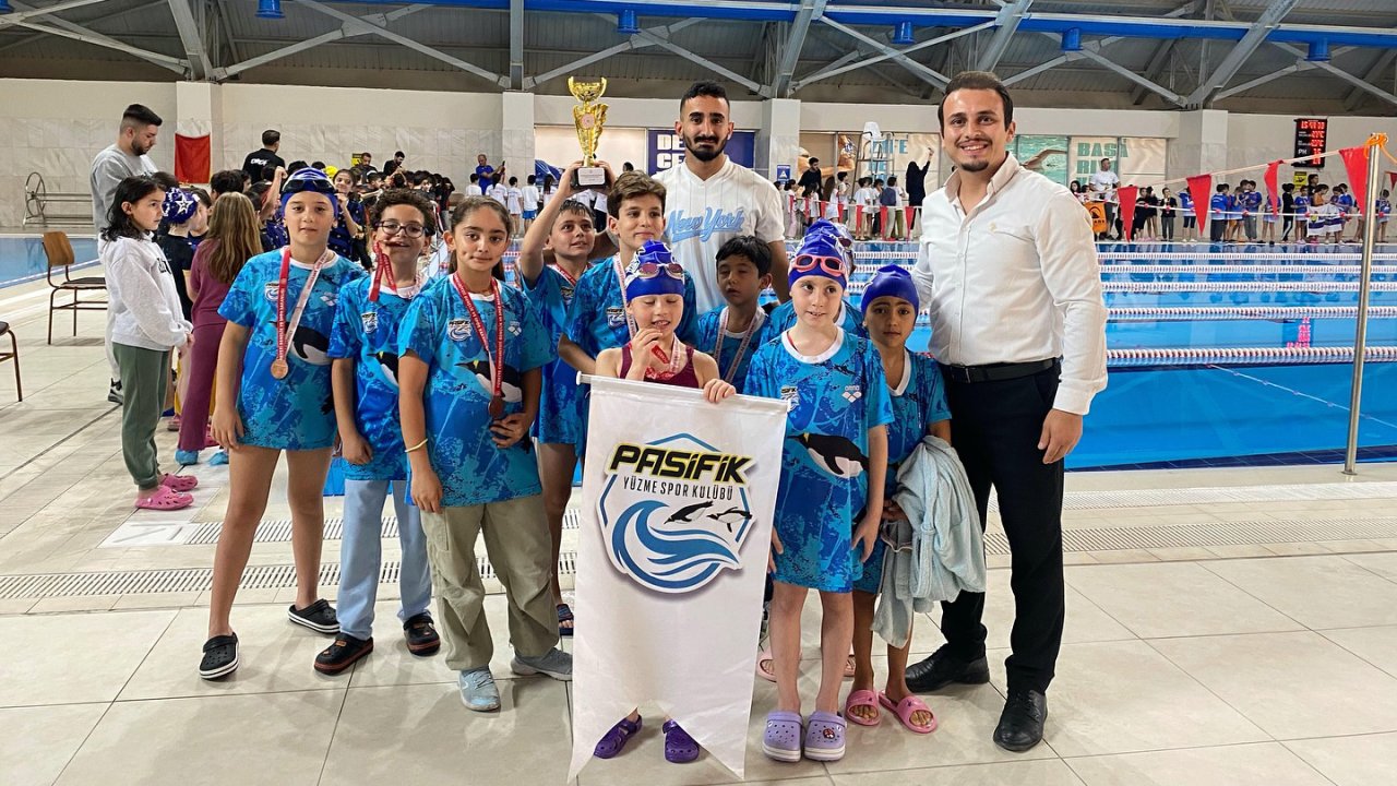 Konya’da 10 Kasım coşkusu havuzda yaşandı! Atatürk’ü Anma Yüzme Yarışları nefes kesti