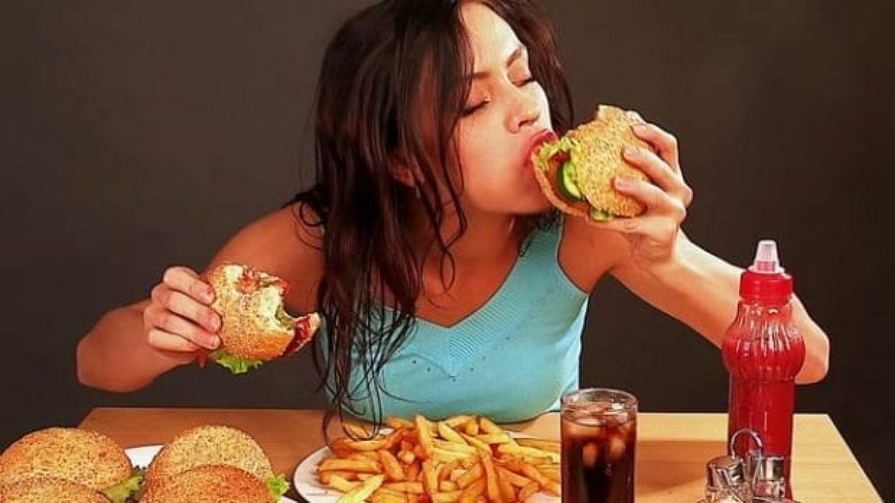 Stres beynimizi aç mı bırakıyor? Uzmanlar “duygusal yeme”ye dikkat çekiyor!