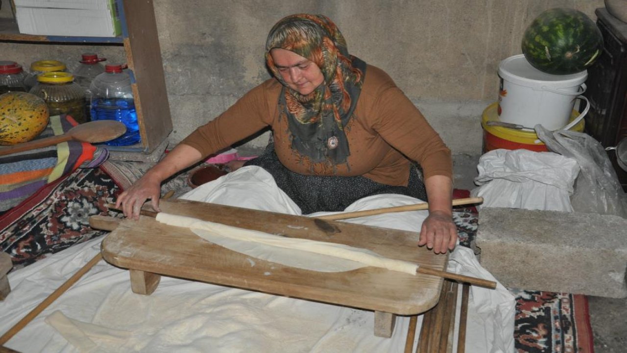 Yıllardır süren gelenek! Kışlık ekmekler imece usulüyle hazırlanıyor!