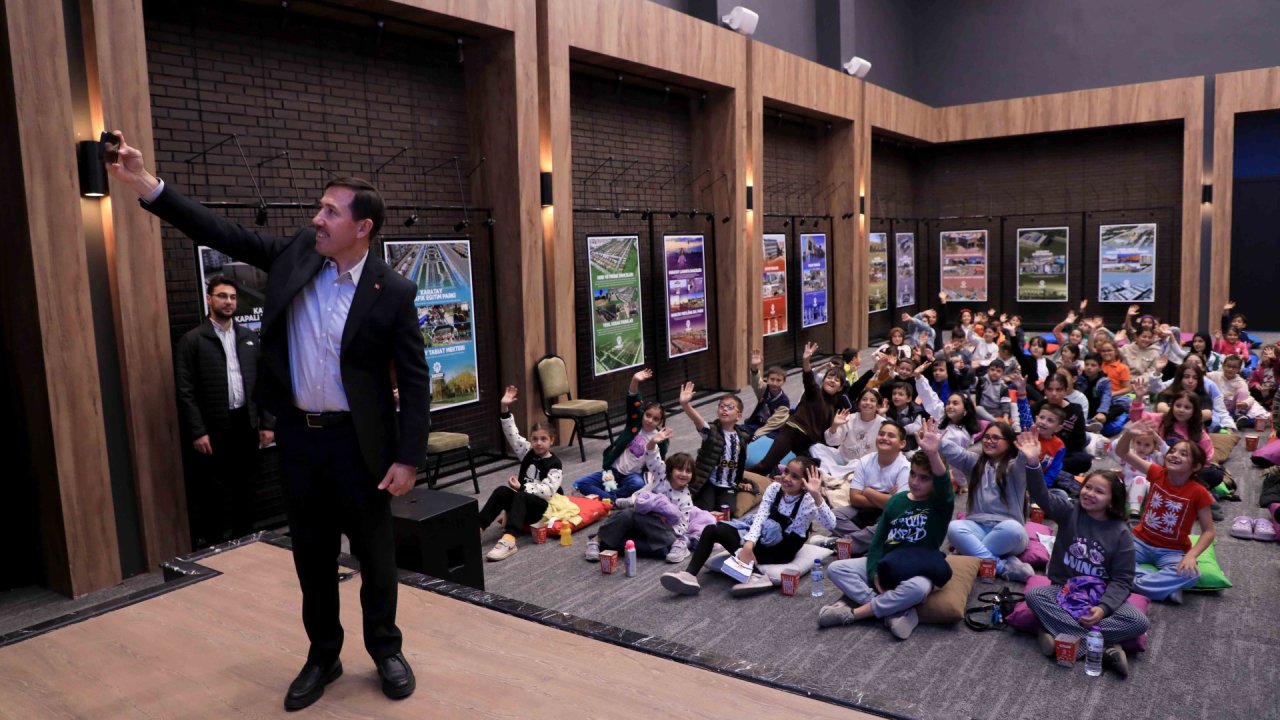 Karatay'da sinema gösterimleri çok beğenildi! Başkan Kılca öğrencilerin mutluluğuna ortak oldu