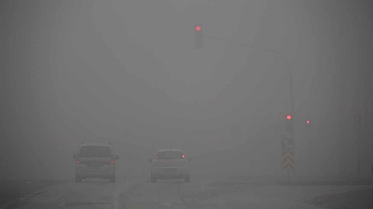 Konya’da yoğun sis uyarısı: Büyükşehir’den sürücülere ve yayalara kritik güvenlik çağrısı