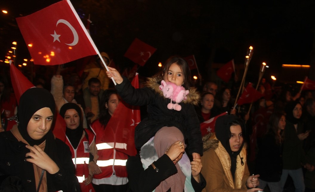 Cumhuriyet Bayramı için fener alayı düzenlendi
